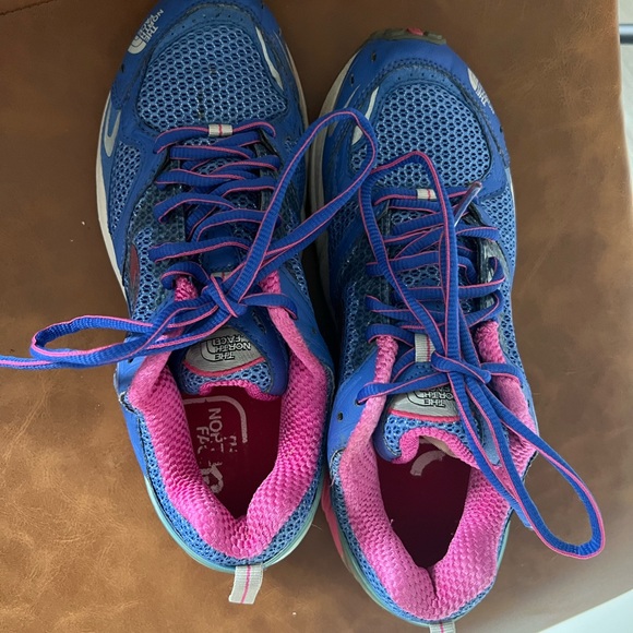 Women’s Size 8 Northface Shoes - Picture 2 of 8